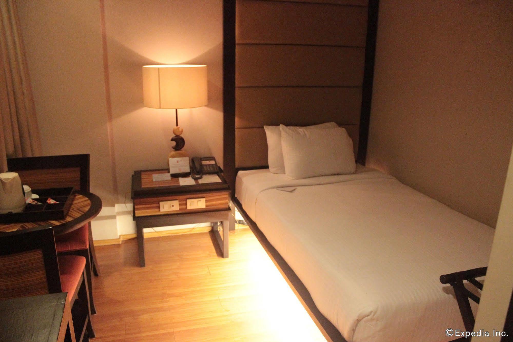 Soleste Suites Quezon City Exteriör bild