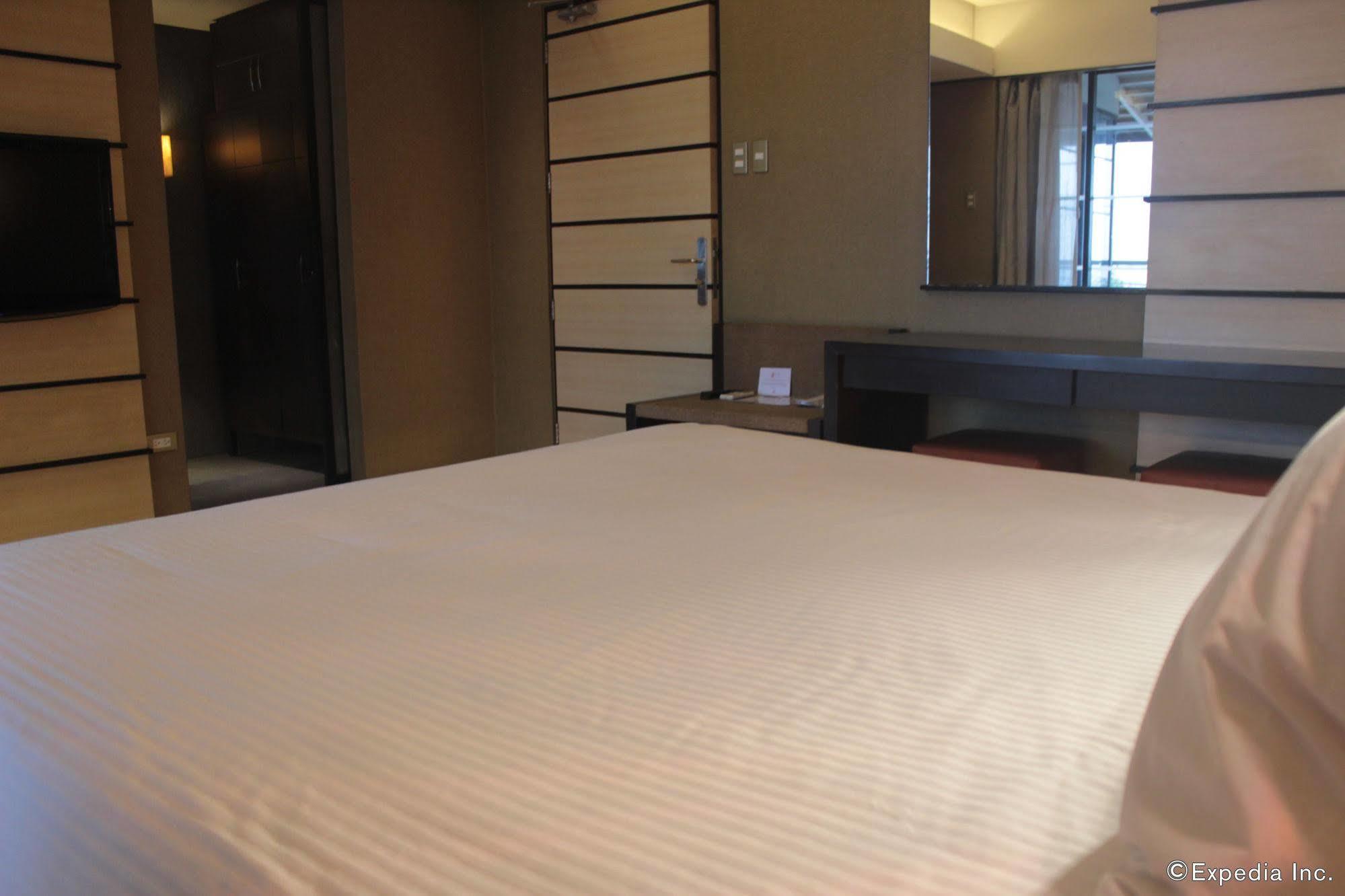 Soleste Suites Quezon City Exteriör bild