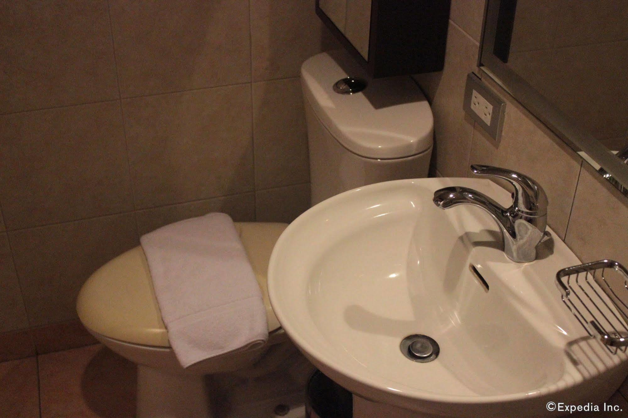 Soleste Suites Quezon City Exteriör bild